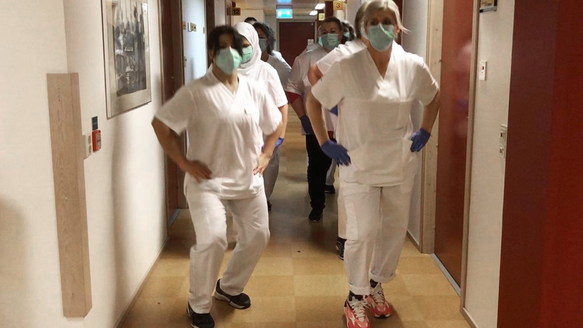 Personalen på vårdcentralen i Vä dansar i korridoren.