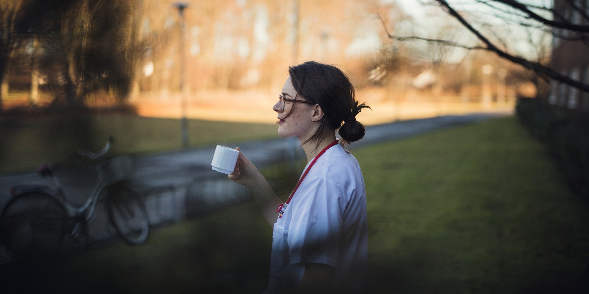 Vårdpersonal tar en lugn paus och dricker kaffe