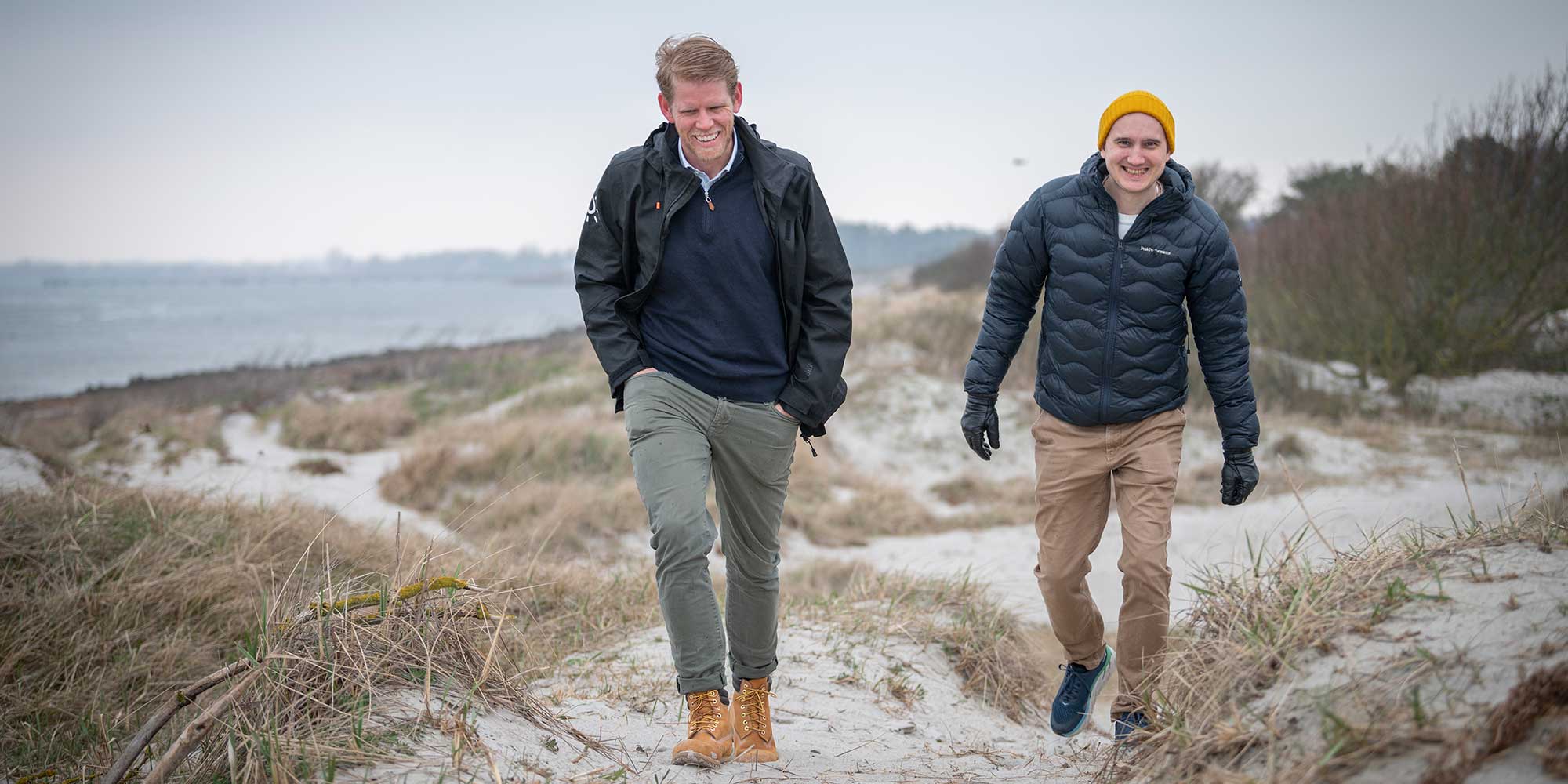 Filip Wiqvist och Anton Larsson promenerar på Lomma strand.