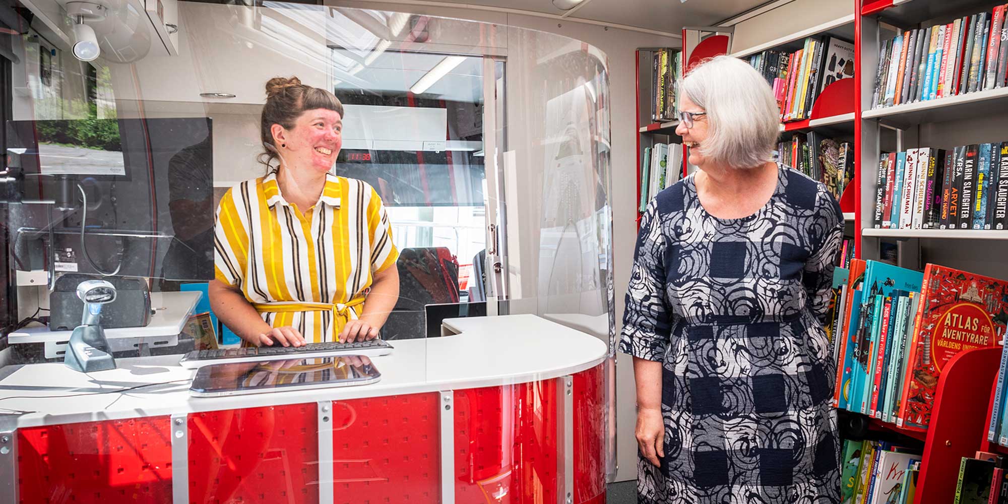 Anna Palm Kåberg och Birgitta Edvardsson i biblioteksbussen.