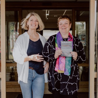 Karin Eriksson och Elena Jakobsson på Vännäs kommun med riktlinjerna mot kränkande särbehandling