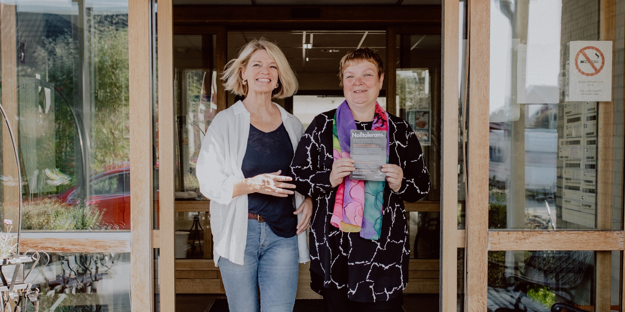 Karin Eriksson och Elena Jakobsson på Vännäs kommun med riktlinjerna mot kränkande särbehandling