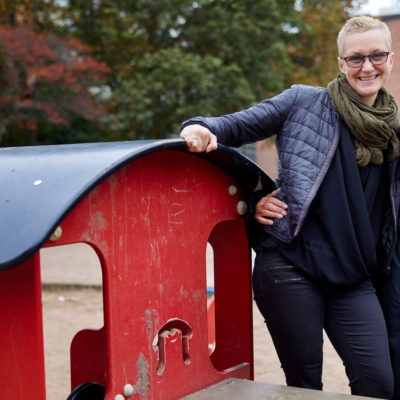 Marie Weedon och Ninni Hyleborg står på ett leksakståg på förskolegården