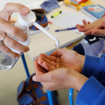Barnhänder får handsprit ur pumpflaska, åtgärd vid riskbedömning.