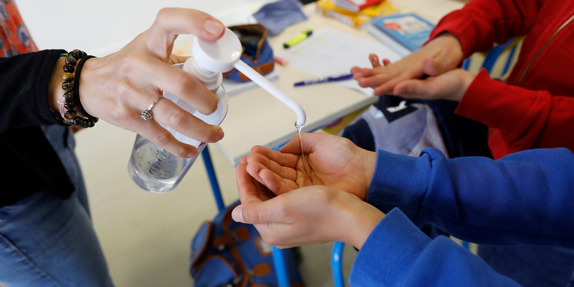 Barnhänder får handsprit ur pumpflaska, åtgärd vid riskbedömning.