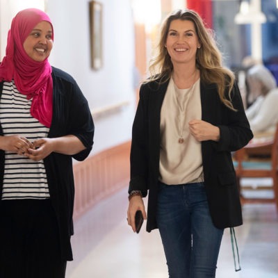 Katarina Centerdal och Asmahan Ahmed Saeed, chef och skyddsombud på Sjötäppans seniorboende i Nacka.