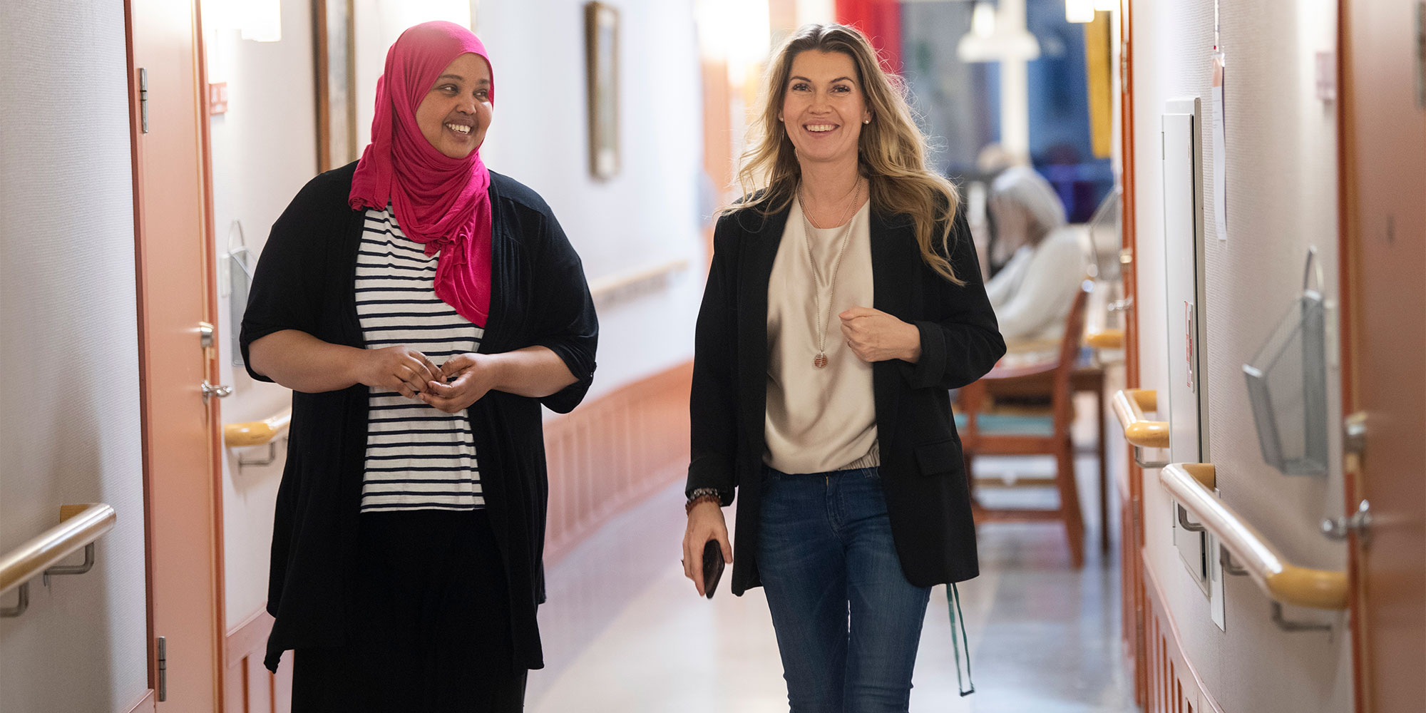 Katarina Centerdal och Asmahan Ahmed Saeed, chef och skyddsombud på Sjötäppans seniorboende i Nacka.