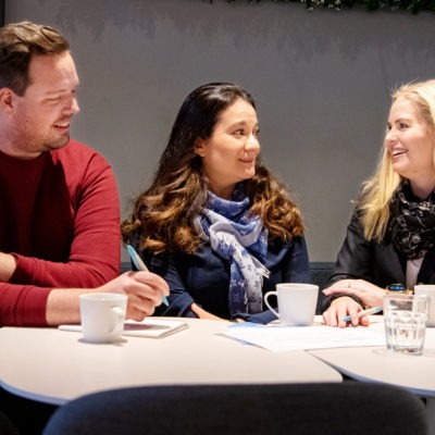 Uddevalla Energi har en workshop med Suntarbetslivs resursteam Fr v Jens Ekland, Magdalena Beyrouti och SaraMarie Lundberg Uddevalla Energi harJens Ekland, Magdalena Beyrouti och SaraMarie Lundberg vid Uddevalla energi. De sitter och pratar vid ett bord.