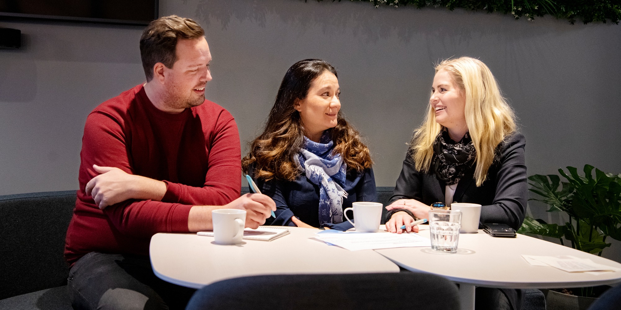 Uddevalla Energi har en workshop med Suntarbetslivs resursteam Fr v Jens Ekland, Magdalena Beyrouti och SaraMarie Lundberg Uddevalla Energi harJens Ekland, Magdalena Beyrouti och SaraMarie Lundberg vid Uddevalla energi. De sitter och pratar vid ett bord.