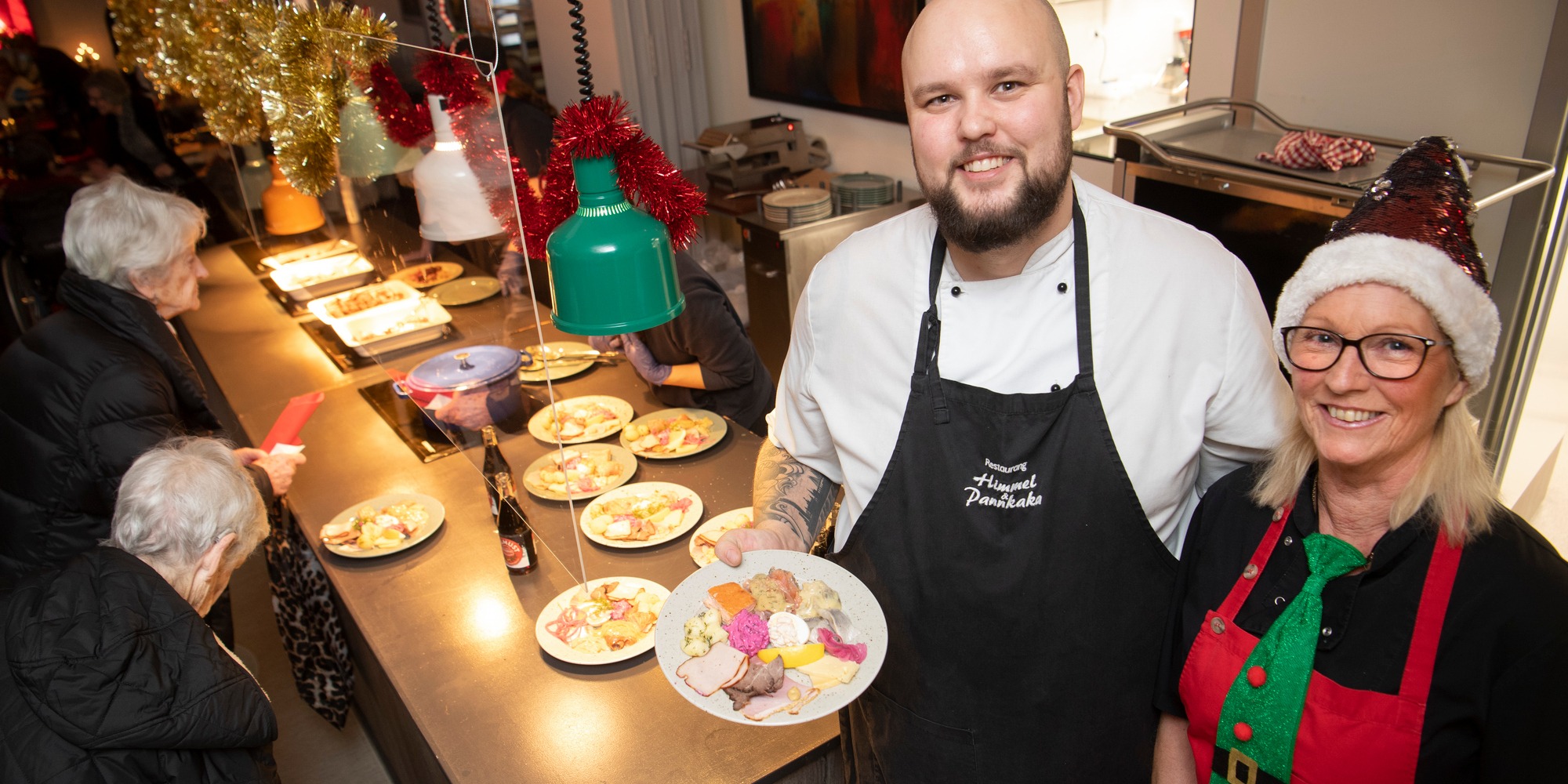 Krögare och LSS-handläggare framför matserveringen på restaurang Himmel och Pannkaka i Upplands Väsby