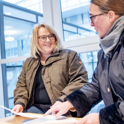 Monica Linder och Marion Vaeggemose sitter ner och pratar om samverkansavtalet