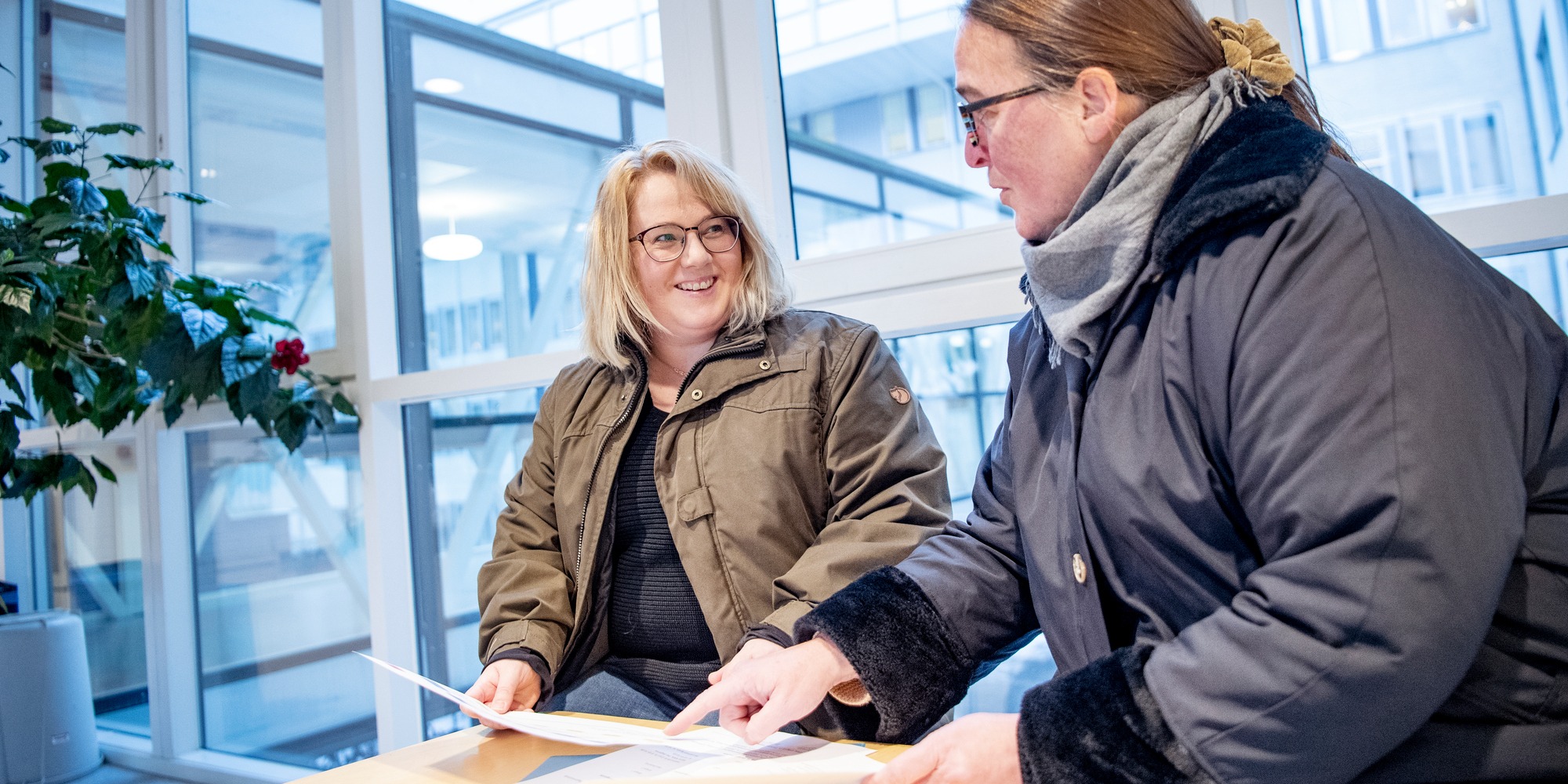 Monica Linder och Marion Vaeggemose sitter ner och pratar om samverkansavtalet