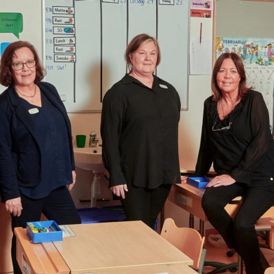 Rektorer och medarbetare, 5 personer, på Magelungskolan ståendes i ett klassrum