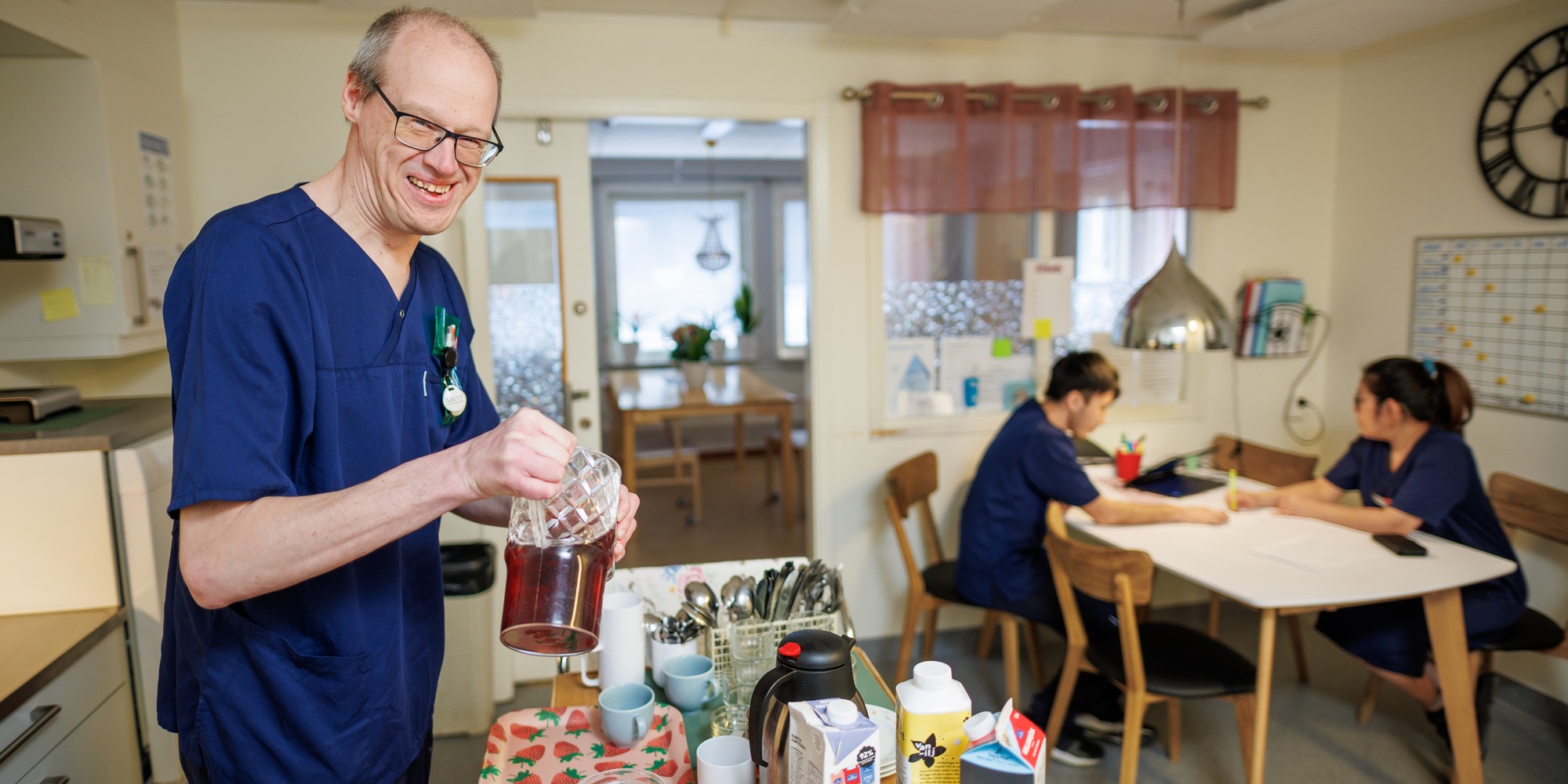 Lars Lundin, undersköterska, på sitt arbete på Sturegårdens demensboende