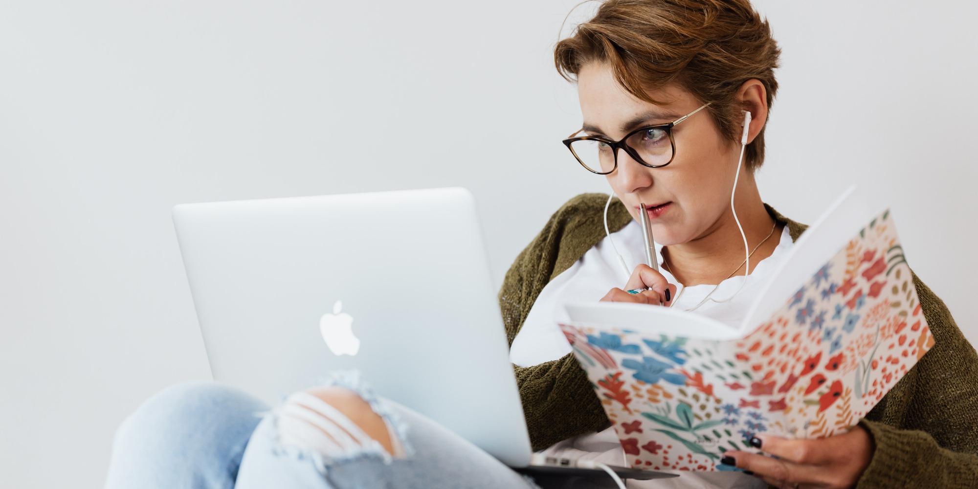 Kvinna med laptop i knät, lärare och sociala medier.