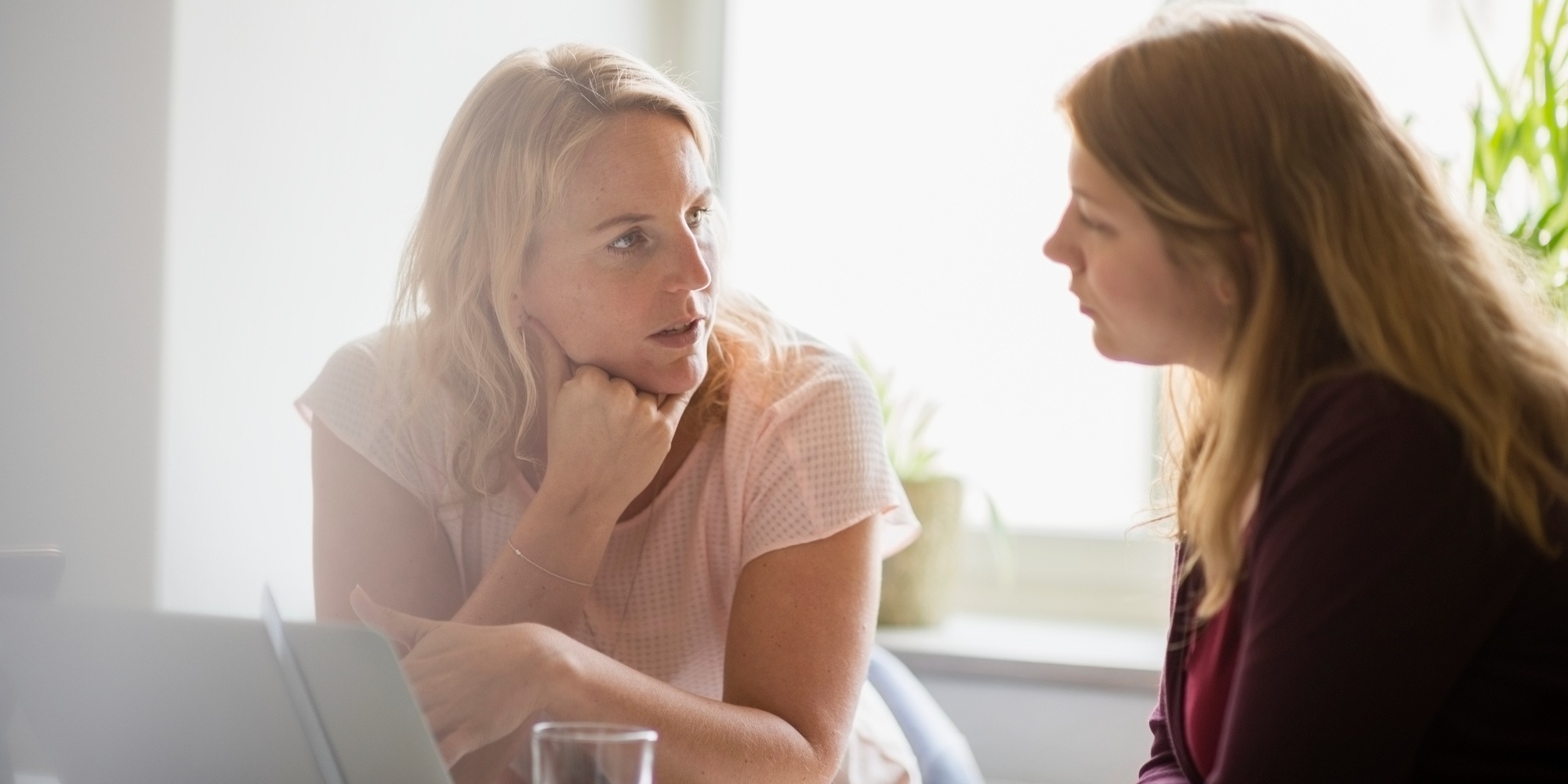 Två kvinnor som diskuterar på kontor