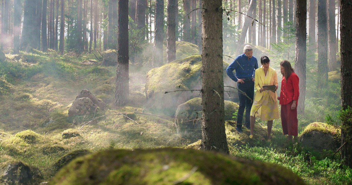 Tre personer i färggranna kläder i en skog - bild från Prehabguiden.