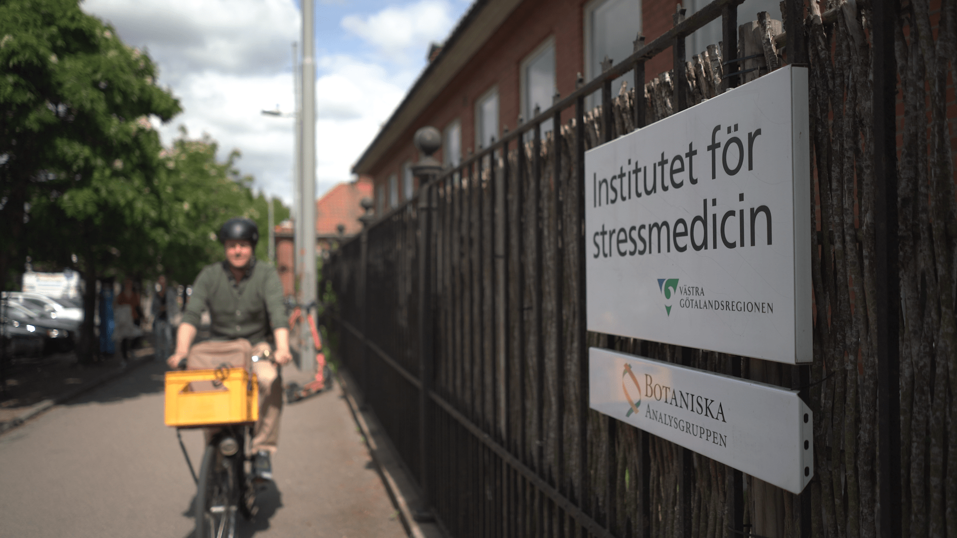 Forskaren Magnus &Aring;kerstr&ouml;m p&aring; cykel framf&ouml;r institutet f&ouml;r stressmedicin
