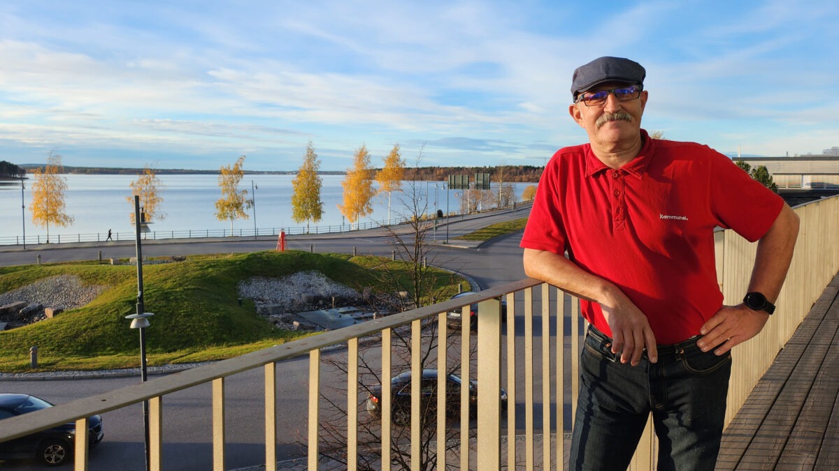 Dick Sandberg står på en balkong i Luleå