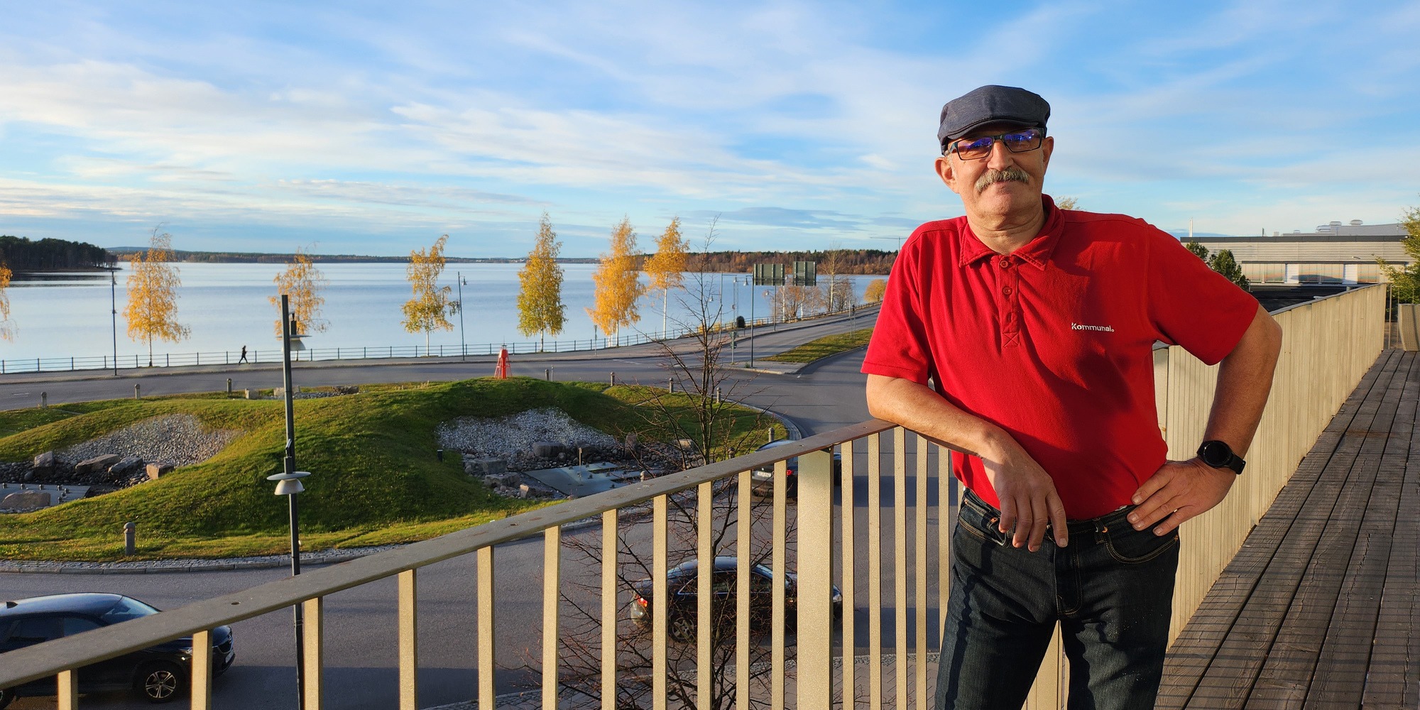 Dick Sandberg står på en balkong i Luleå