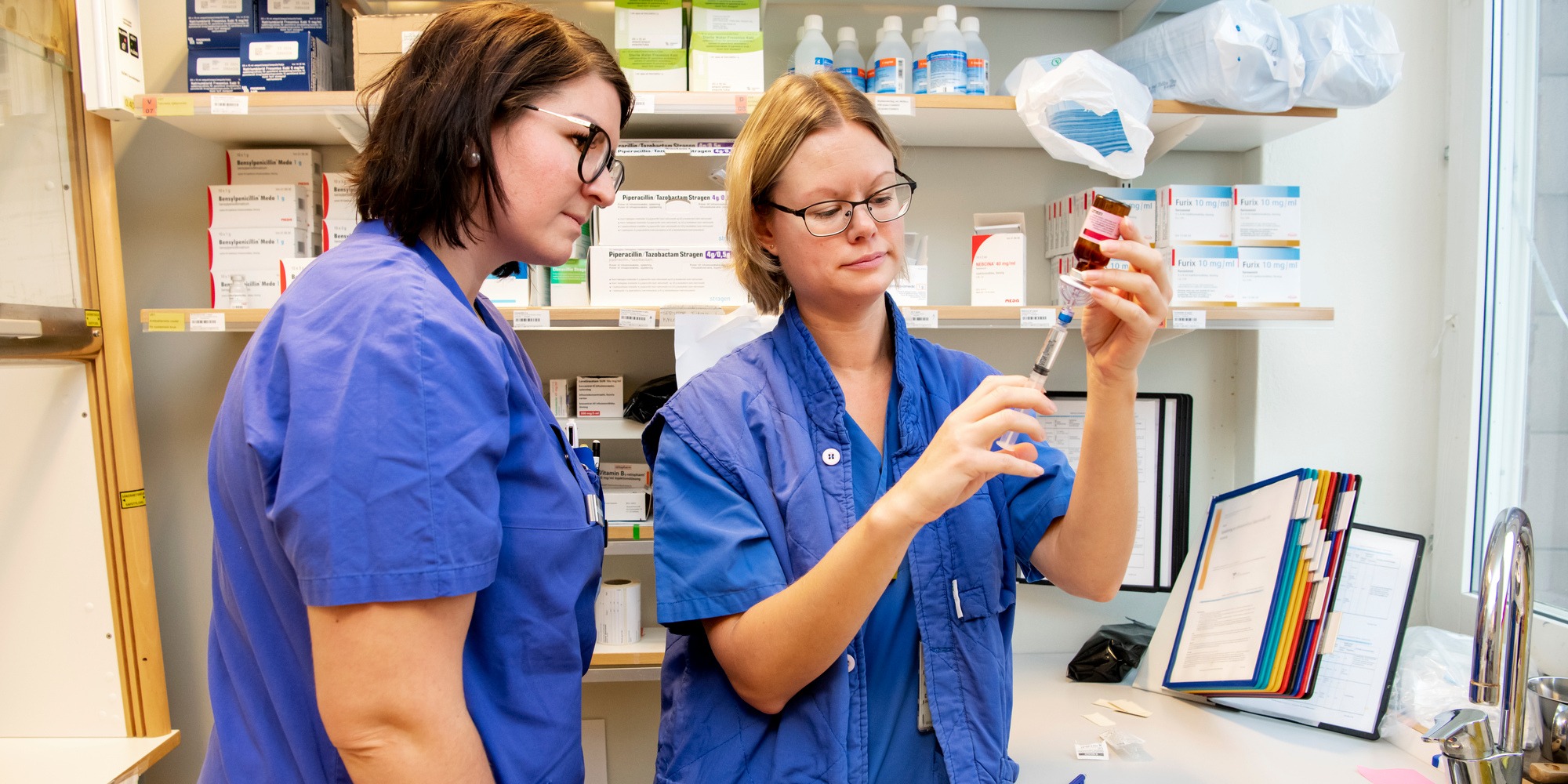 Farmaceut (receptarie) Diana Johansson och sjuksköterska Anna Kjellstorp på MÄVA Uddevalla sjukhus