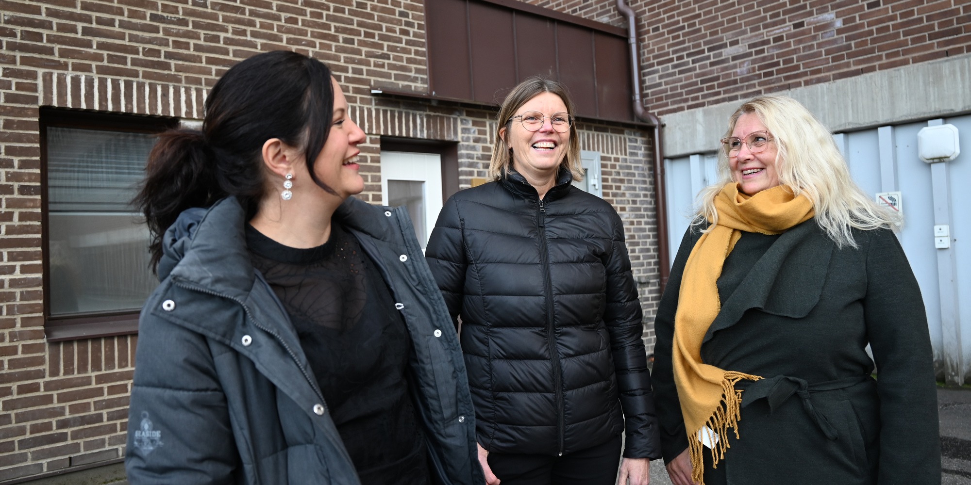 Agneta Kettil, Ida Stjerna och Gisela Trapp står utanför en tegelbyggnad i Borås