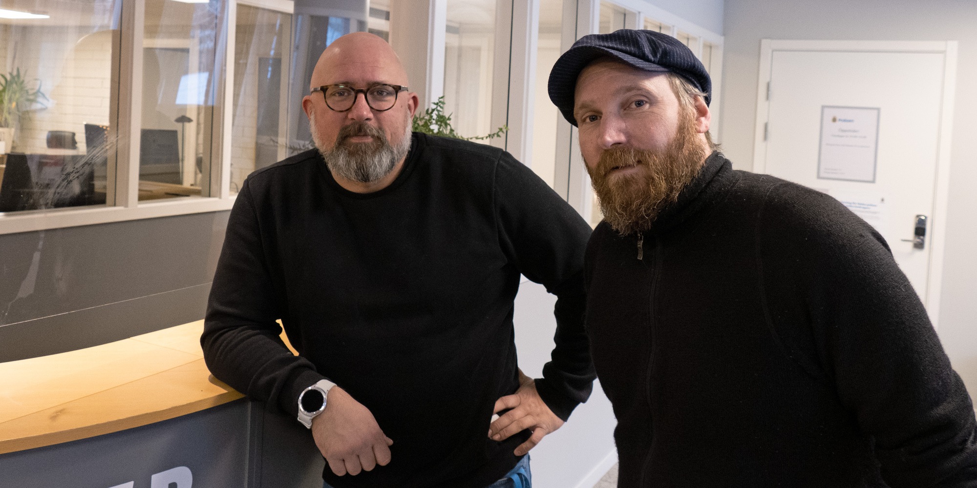 Joakim Danielsson och Markus Hultcrantz står i receptionen i Flen och tittar mot kameran