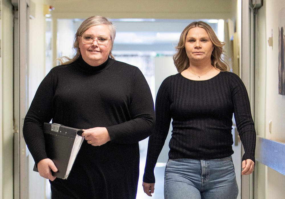 Johanna Tossman, enhetschef och Emma Nygren, skyddsombud på äldreboendet Skytten i Lycksele går framåt i en korridor