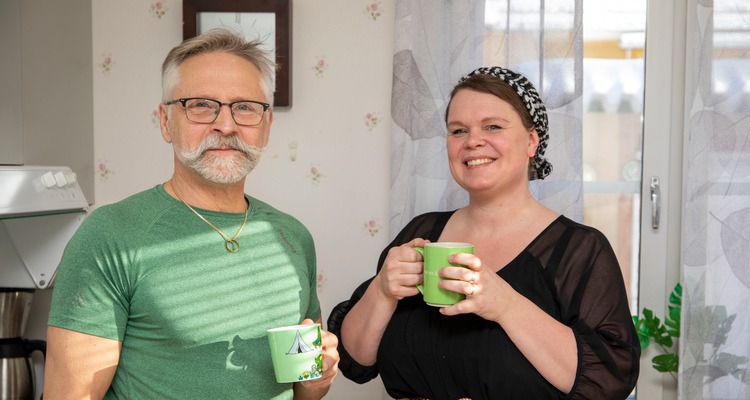 Yngve Holmgren och Linda Gustafsson, hemtjänsten i Lycksele dricker kaffe i köket.