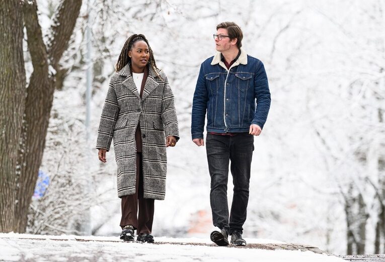 Skyddsombuden Briannah Mulego och Marcus Rundkvist promenerar i ett vinterlandskap i Karlstad