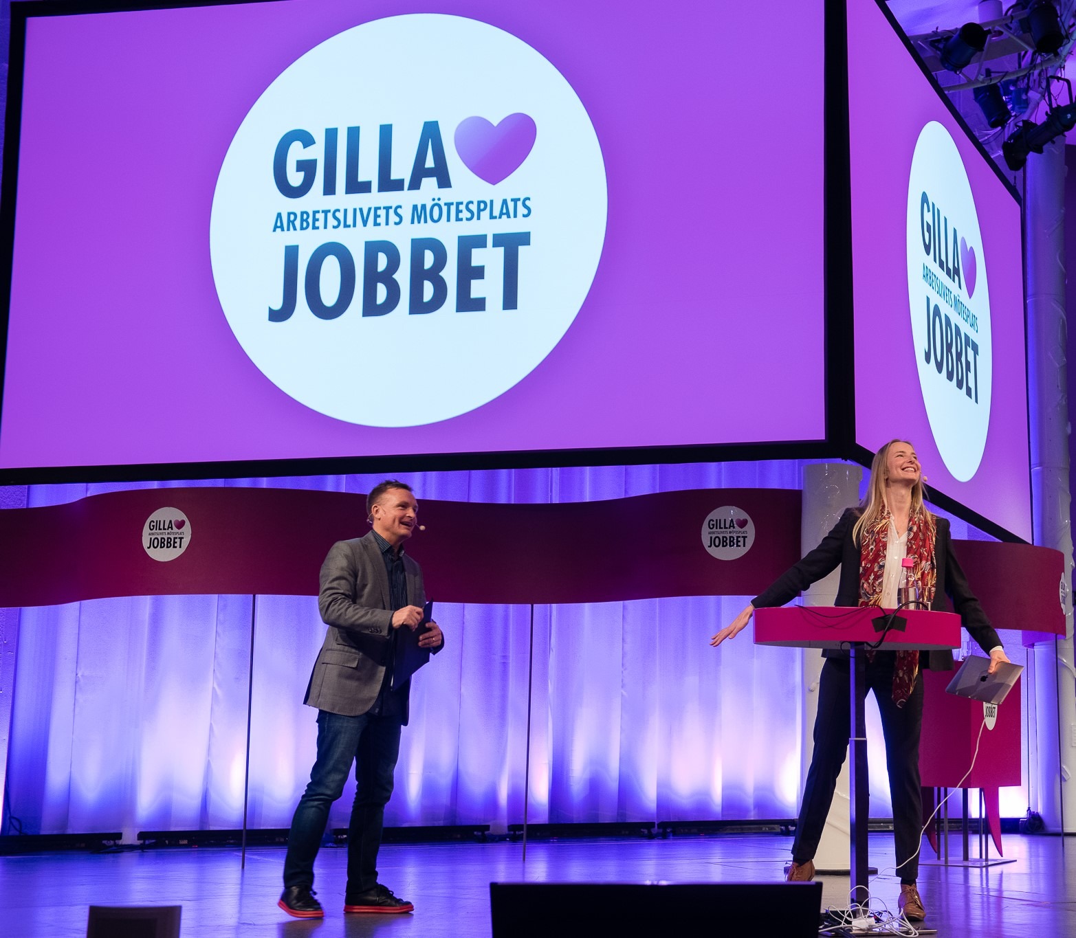 Två talare på Gilla jobbets stora scen.