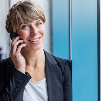 Ung chef och kvinna talar i mobiltelefon