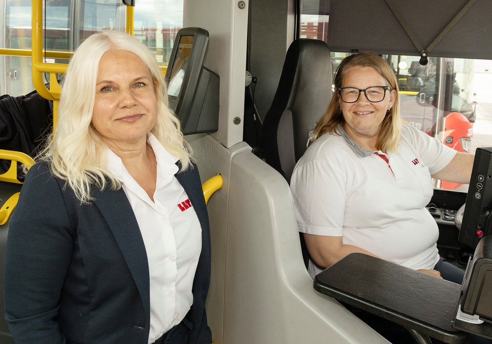 Sirpa Jacobsson, hr-chef, och Lisa Wallgren, skyddsombud och busschaufför på Luleå lokaltrafik, inne i en buss.