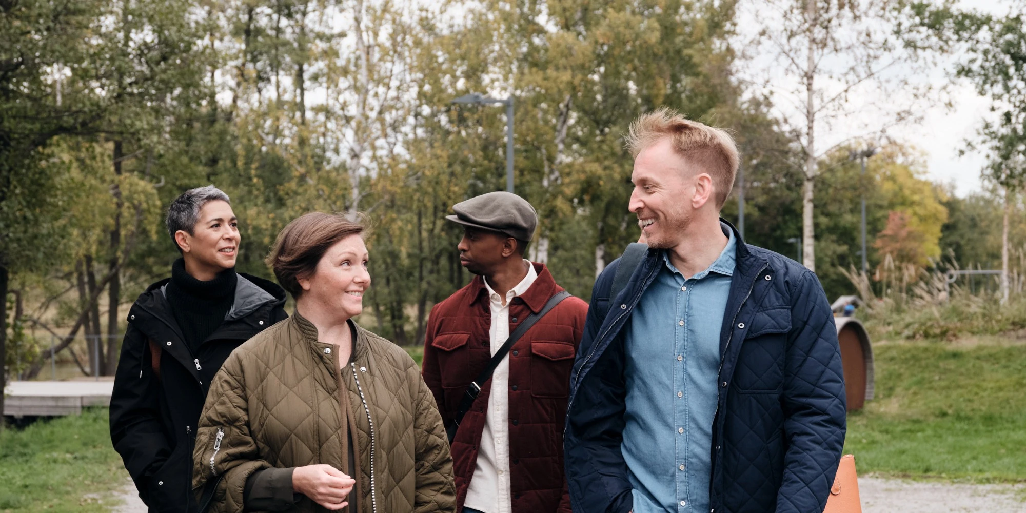 Fyra kollegor promenerar och samtalar med varandra