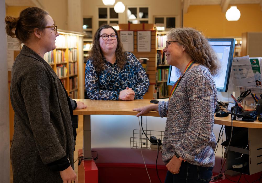 Lisa Hildor, Karin Brunnegård och Lotti Klug på biblioteket i Vårgårda