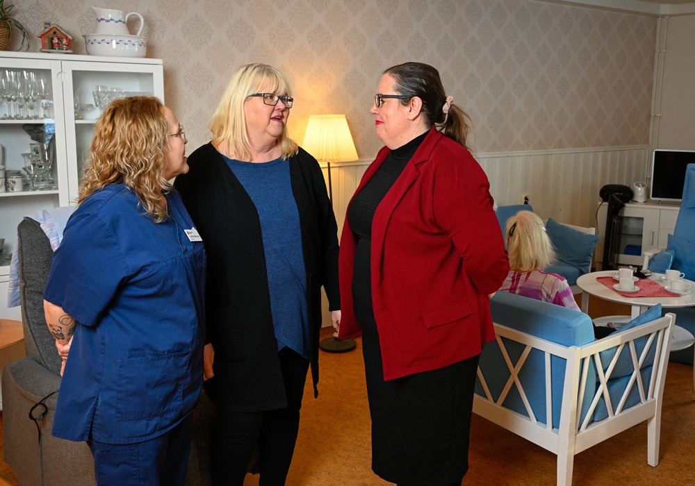 Anna-Karina Vasquez, Margit Wallgren och Helena Myöhänen i samspråk.