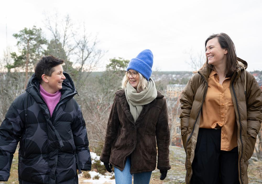 Johanna Lundqvist, Emma Adolfsson och Åsa Flodström promenerar i skogen och pratar återhämtning.