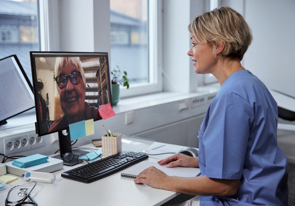 Läkare på vårdcentral har videosamtal med patient