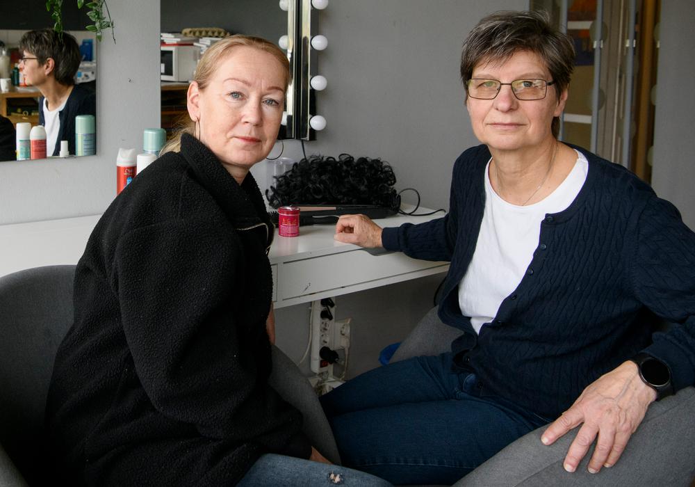 Skogshöjdens fritidsgård i Trollhättan. Gunilla Engström skyddsombud (glasögon) och Karin Jacobsson Mauritzon enhetschef. De sitter vid ett sminkbord.