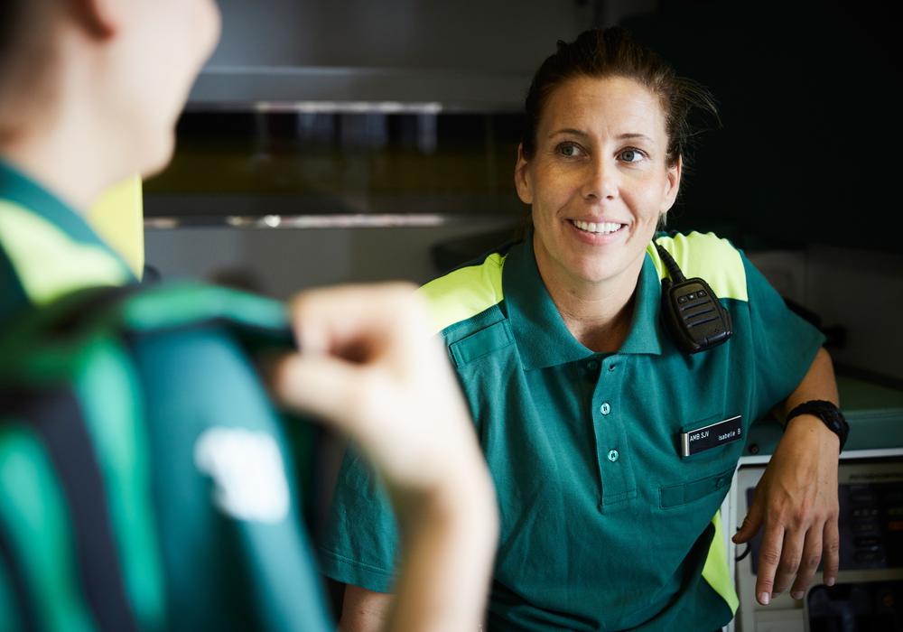 Kvinna som arbetar i ambulans.