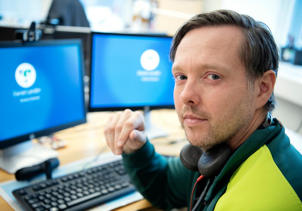 Daniel Landén ambulanssjuksköterska och inre befäl., sitter vid en dator.