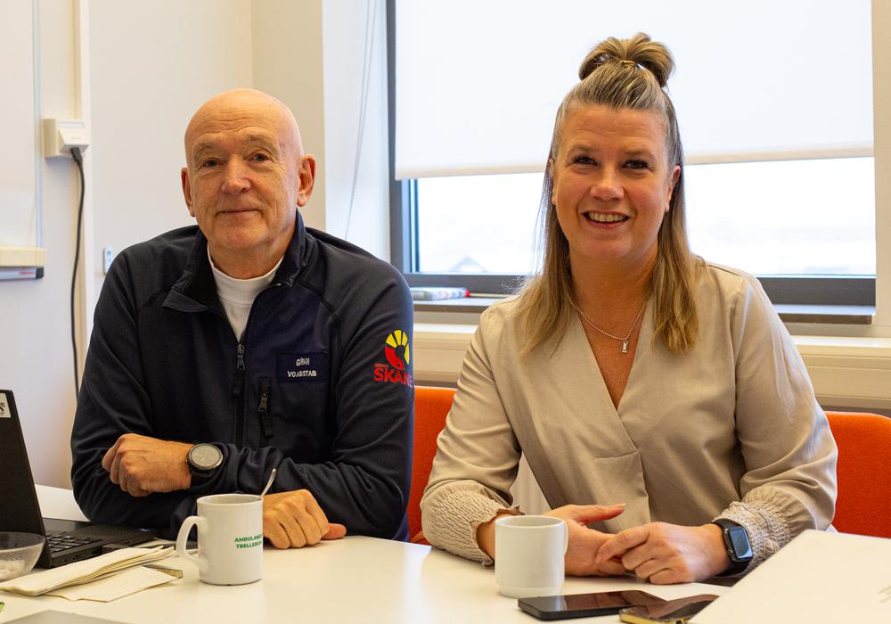 Göran Andersson och Petra Andersson sitter vid ett skrivbord och tittar in i kameran.