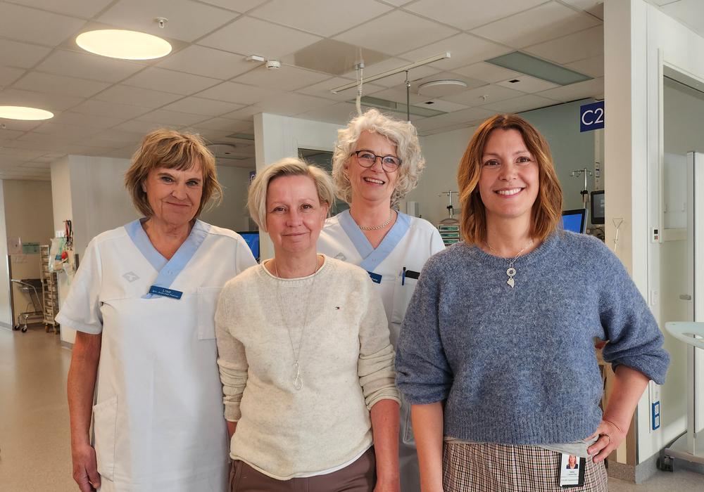 Fyra kvinnor står i en sjukhussal och tittar mot kameran. Här används AI för att förbättra vården och arbetsmiljön.