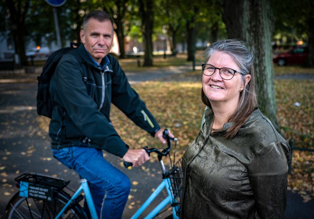 Skyddsombudet på cykel utomhus och chefen står bredvid. 