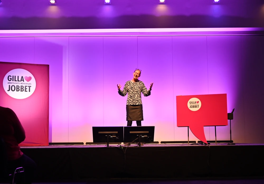 Cecilia Österman pratar på scen på Gilla Jobbet.