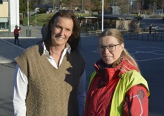 Linnea Pålsson och Helena Starring på Sigfridsborgsskolan står vid varandra på en solig skolgård. De har varit med och löst konflikter på jobbet, med hjälp av friskfaktorer. 