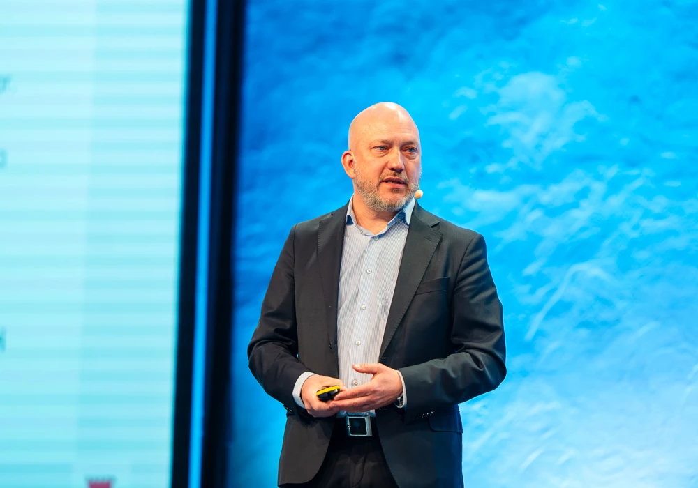 Mikael Blom, rektor på Campus Risbergska i Örebro, står ensam på en scen och berättar om skolskjutningen i Örebro.