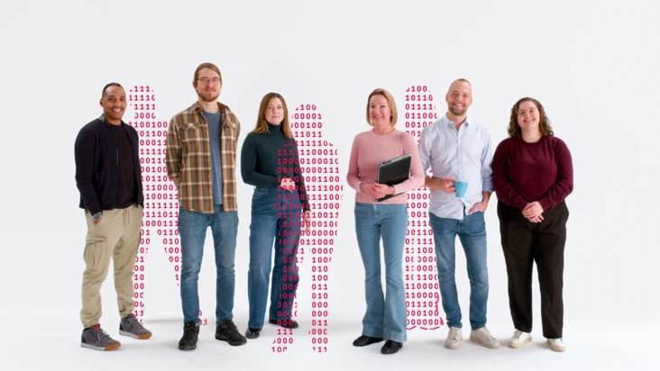 En grupp människor som står bredvid varandra.