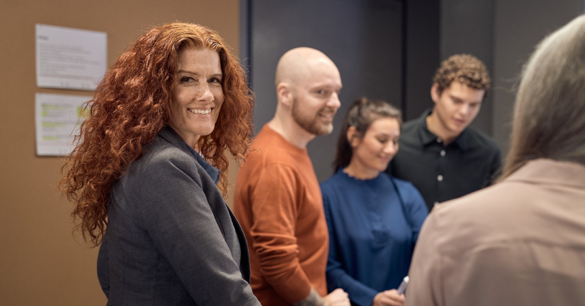 En grupp människor står i ett rum tillsammans.