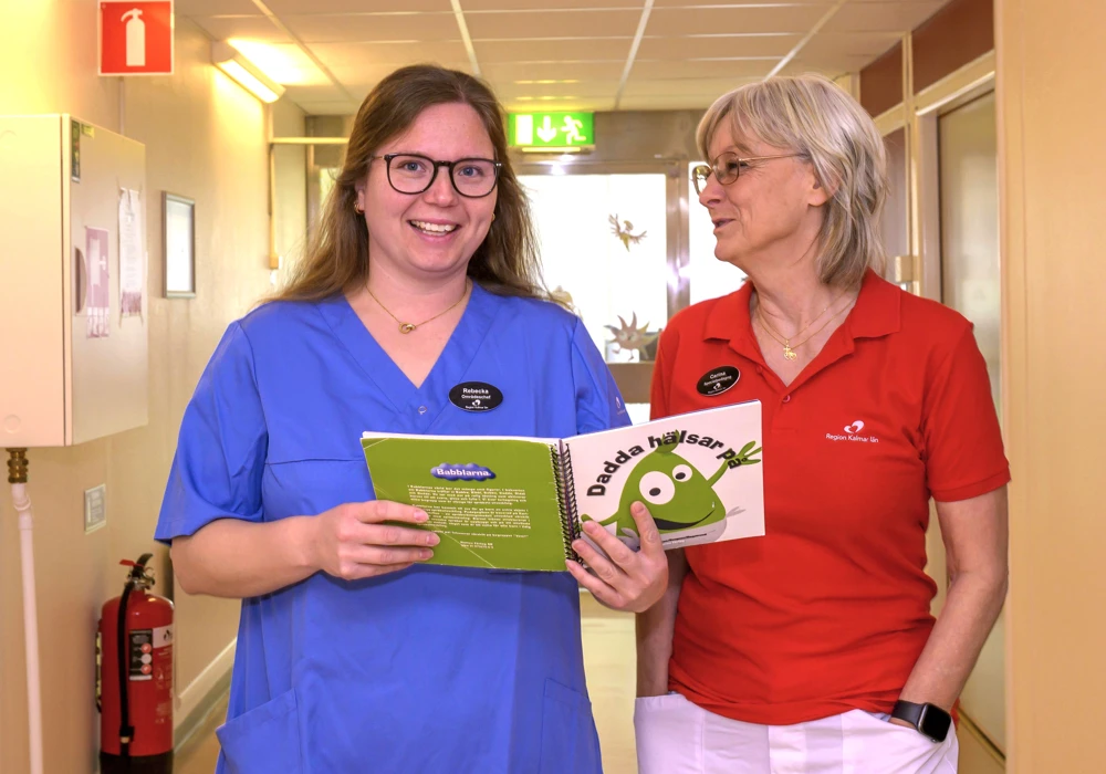 Chefen Rebecka Nilsson och skyddsombudet Carina Olsson i en korridor på Region Kalmars barn- och ugdomshabilitering i Vimmerby, där de även jobbar med friskfaktorer.
